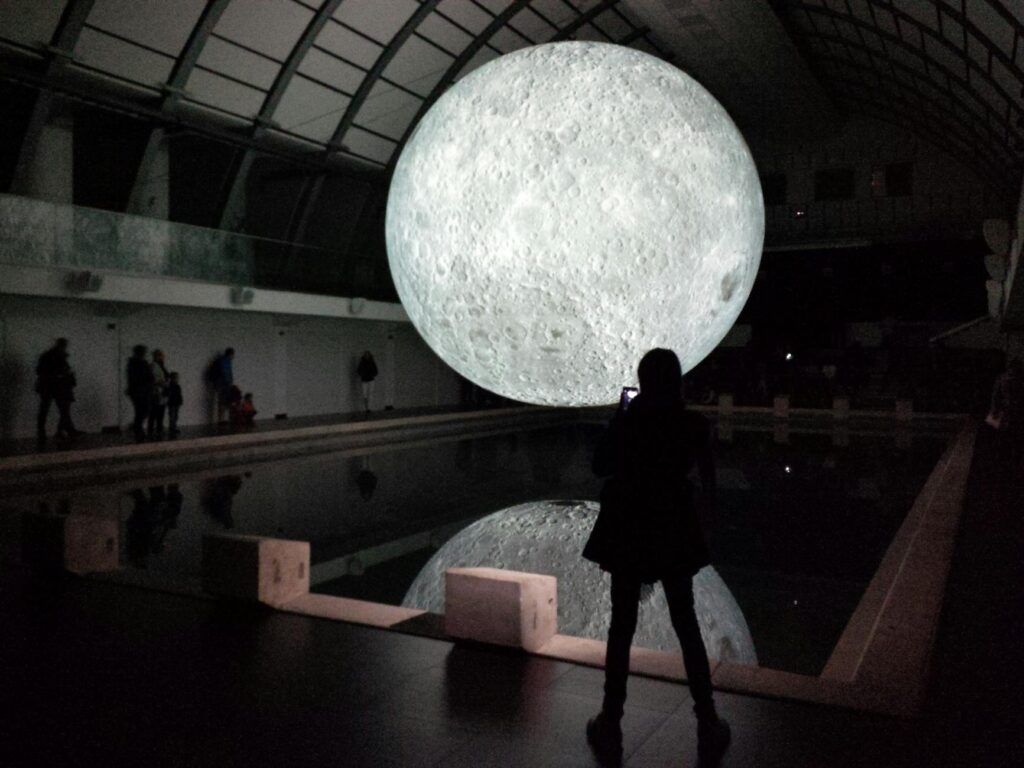 globe above pool decor