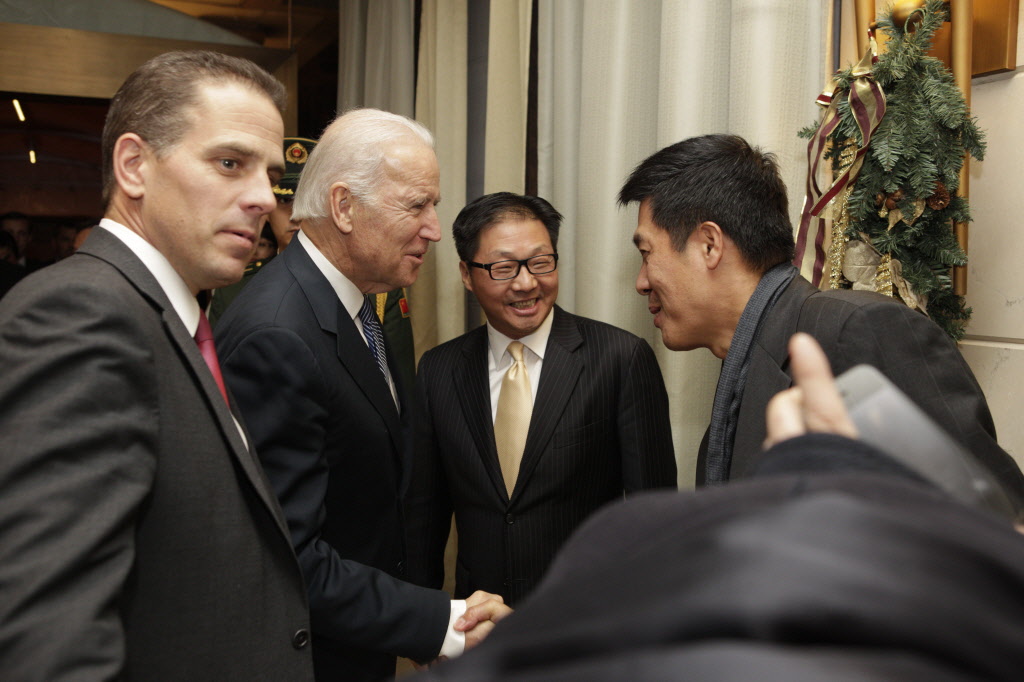 Hunter Biden introduces vice president Joe Biden to business partner Ming Xue with Jonathan Li , Public domain, via Wikimedia Commons